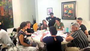 Un grupo de personas participa en una mesa de trabajo.