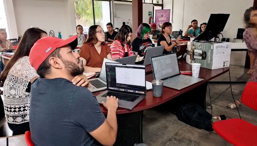 Personas atendiendo una clase.